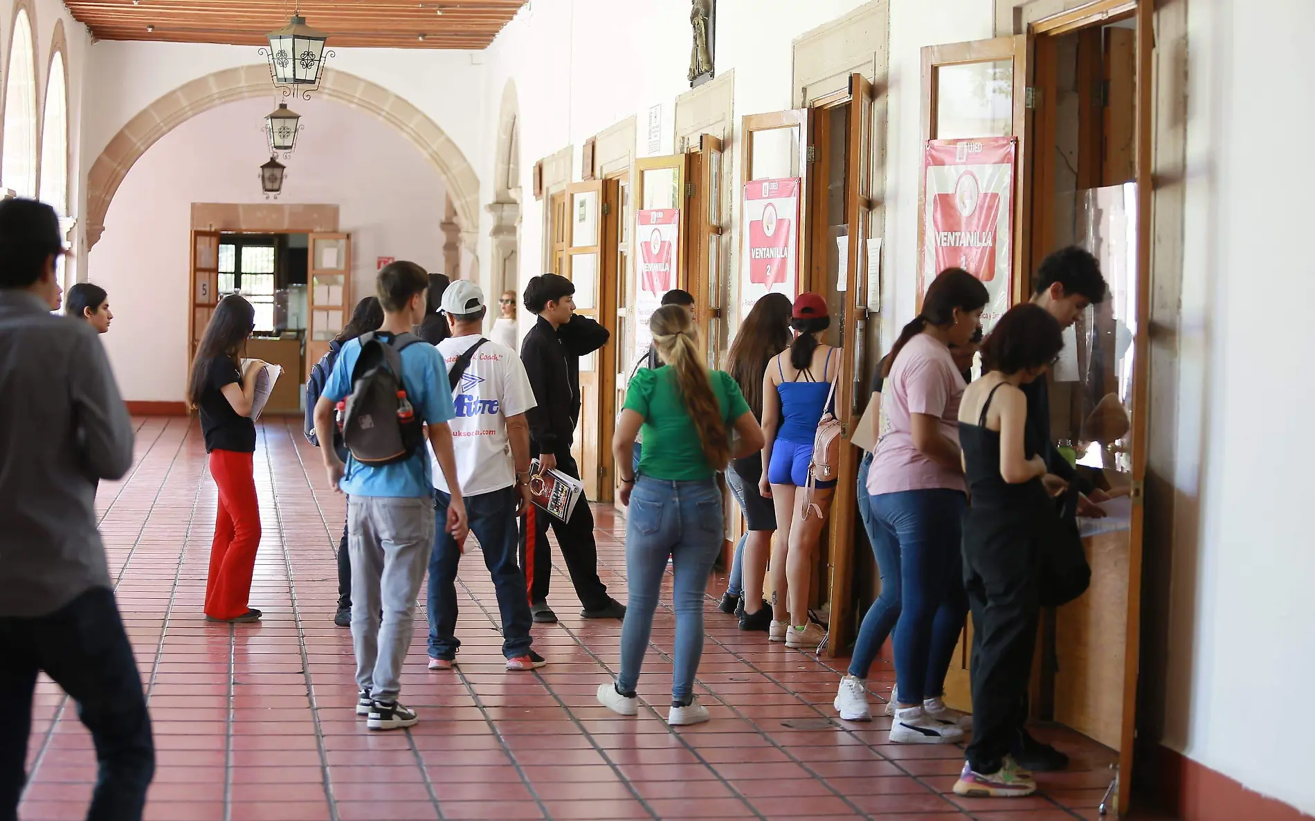 Estudiantes en el edificio central de la UJED